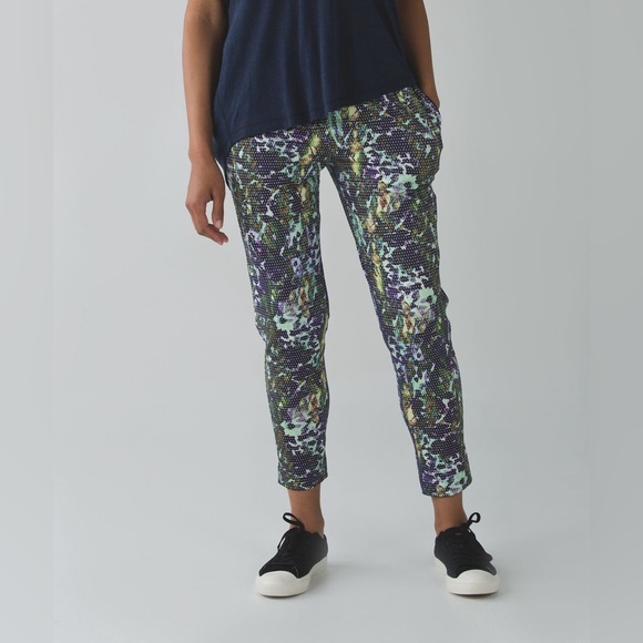 lululemon Jet Crop *Luxtreme (Slim)
Floral Sport White Multi - Picture 3 of 8